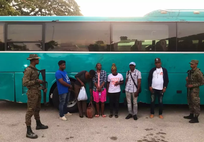 Detienen haitianos indocumentados en el maletero de autobús en San Juan