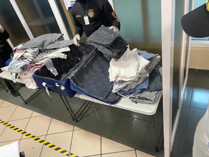 Arrestan español con 55 prendas de vestir con presunta cocaína