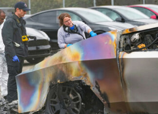 Trump menciona quién podría estar detrás de los ataques violentos contra Tesla