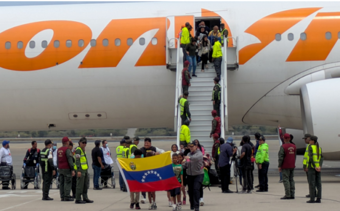 Venezuela recibe a más de 300 migrantes deportados