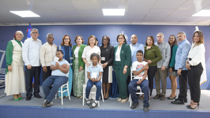 Víctor Atallah anuncia que niños serán vacunados contra el VPH