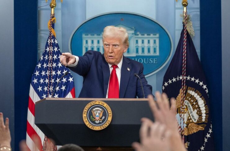 Bolsas y petróleo reaccionan a aranceles de Trump