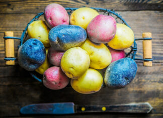 Estadounidenses tiñen papas y cebollas para la Pascua por alto precio de los huevos