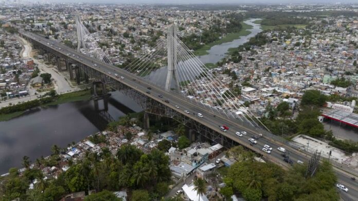 Prohíben la circulación de vehículos pesados por el puente de la 17