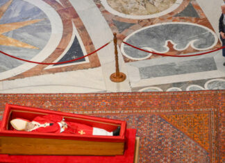 Una monja se salta el protocolo para despedir al papa Francisco
