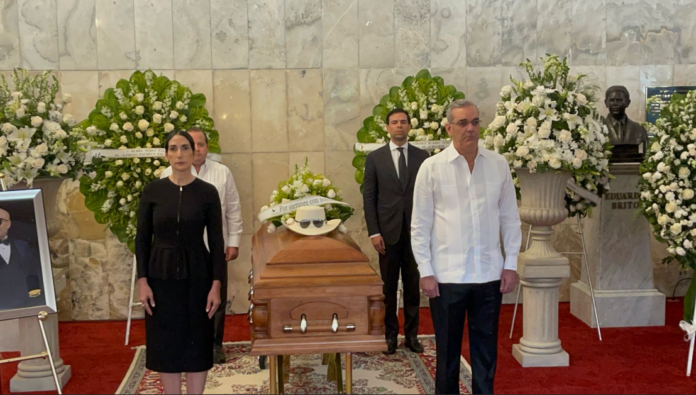 Abinader y Raquel Arbaje encabezan guardia de honor en funeral de Rubby Pérez
