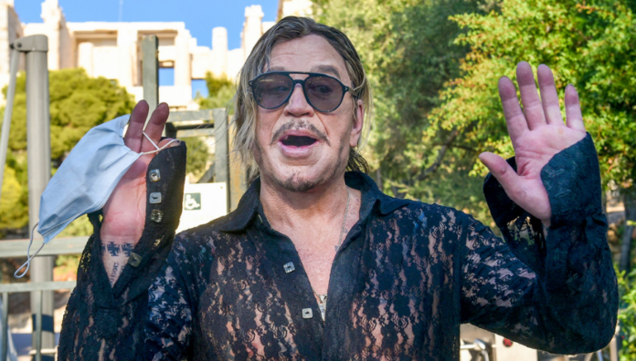 Acusan al actor Mickey Rourke de conducta inapropiada