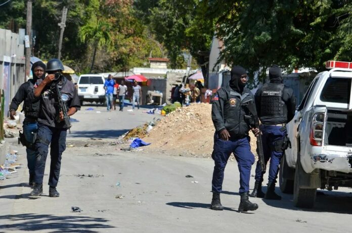 Ataque de bandas armadas a una cárcel de Haití permite la fuga de más de 500 presos