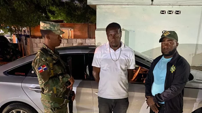 Apresan haitiano transportando a ocho compatriotas indocumentados en Azua
