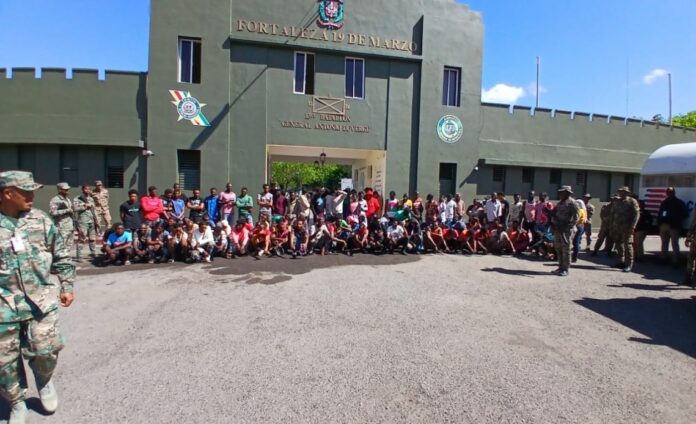 Detienen a 106 haitianos indocumentados en Azua