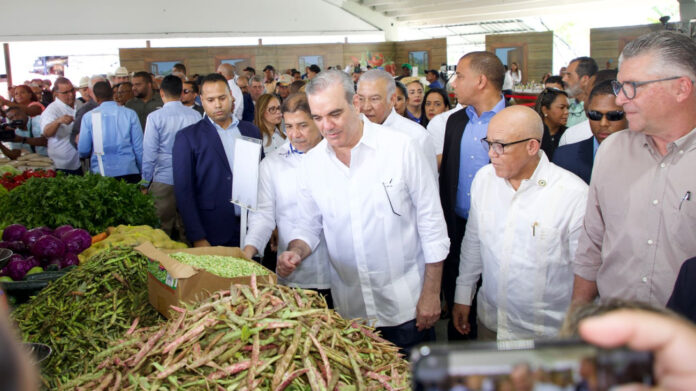 Abinader dice extenderá mercado de productores del Inespre