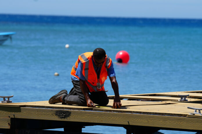 Inician trabajos de mantenimiento del muelle turístico y pesquero de Palenque