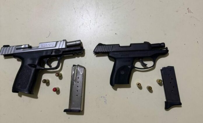 Incautan escopeta y pistola en allanamientos en Santiago