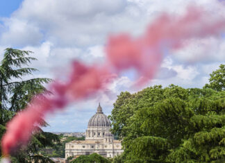 El reclamo detrás de la inédita ‘fumata rosa’ cerca del Vaticano