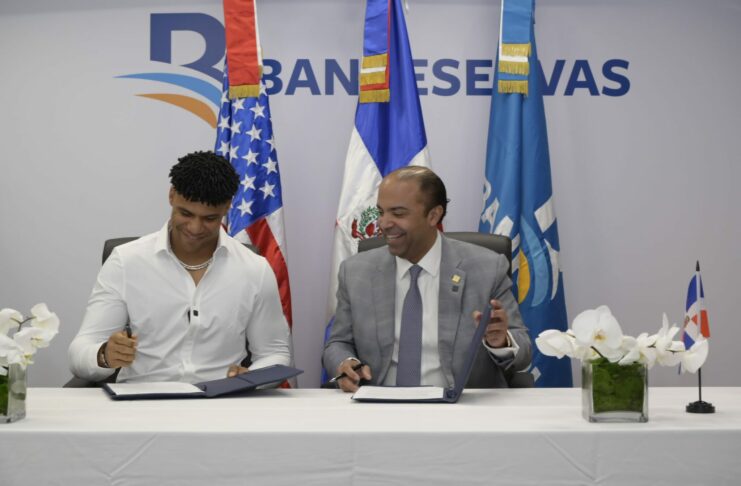 Banreservas y Juan Soto firman acuerdo para promover el orgullo de ser dominicano