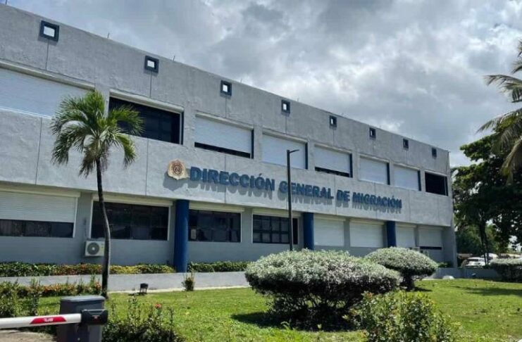 Migración sancionará negocios que empleen extranjeros indocumentados