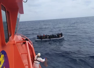 Mueren cuatro mujeres y tres niñas al volcarse una frágil embarcación en Canarias