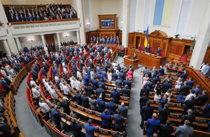 Parlamento de Ucrania ratifica un acuerdo de minerales con EE.UU.