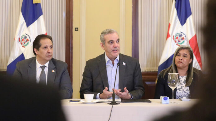 Abinader reconoce a médicos forenses por histórica labor en tragedia del Jet Set