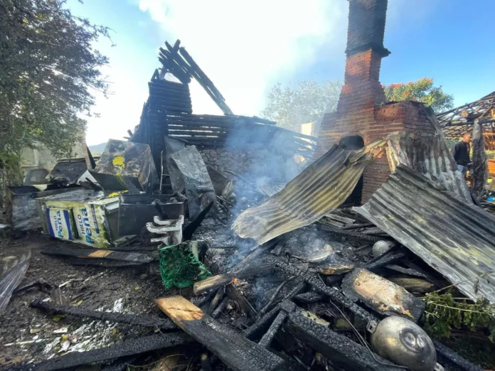 Incendio afecta restaurante en Jarabacoa; 9-1-1 coordina asistencia