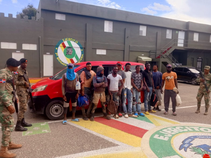 Detienen a dos hombres por transportar haitianos indocumentados
