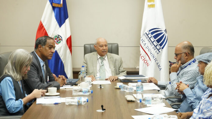 Minerd comparte con ADP plan de implementación de la Evaluación de Desempeño Docente