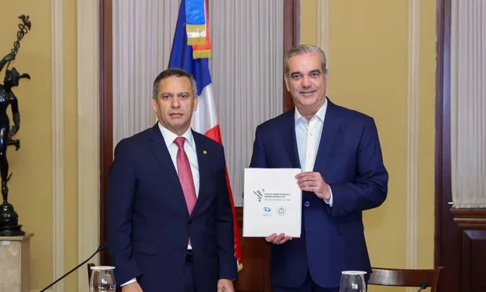 Abinader recibe la Declaración SD de poderes judiciales