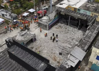 Mujer pierde el control de su vehículo y se estrella en ruinas del Jet Set