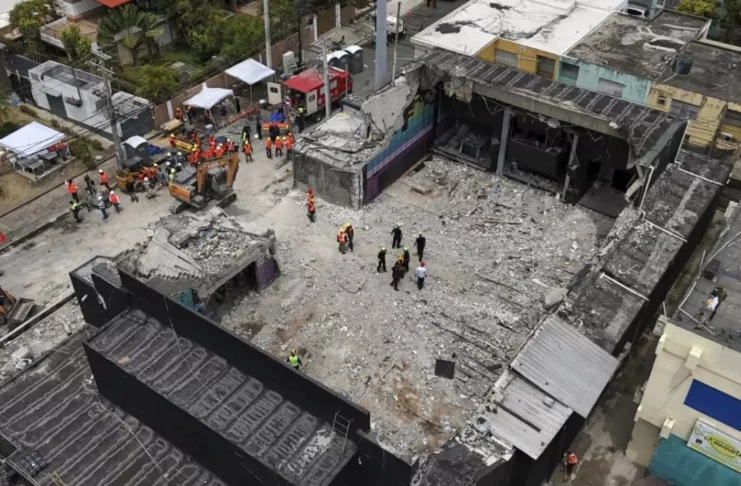 Mujer pierde el control de su vehículo y se estrella en ruinas del Jet Set