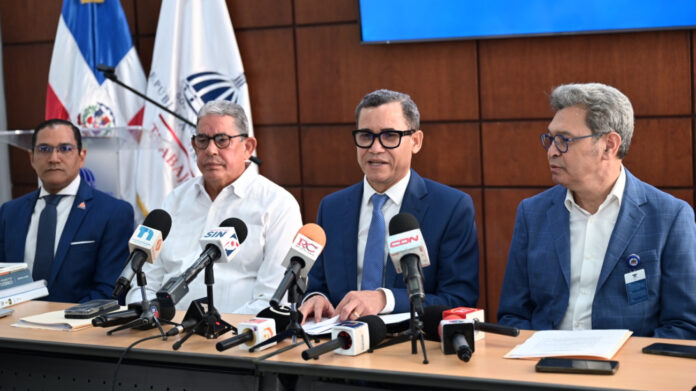 Ministro de Trabajo dice 8 de 9 empresas inspeccionadas violan el artículo 135 del Código Laboral