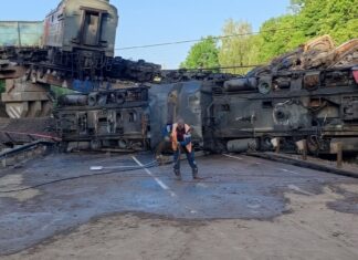 Dos puentes fueron volados en Rusia, uno de ellos se desplomó sobre un tren de pasajeros