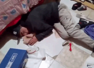 Ladrón se queda dormido mientras robaba en una casa