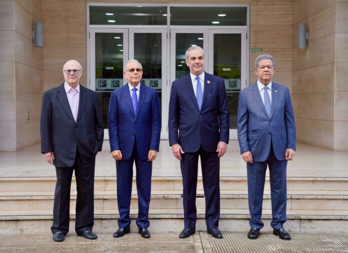 El presidente Luis Abinader y los expresidentes Hipólito Mejía, Leonel Fernández y Danilo Medina / FOTO: Wascar García