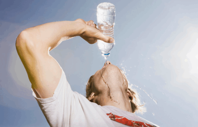 ¿Es posible que el agua cause problemas de obesidad?