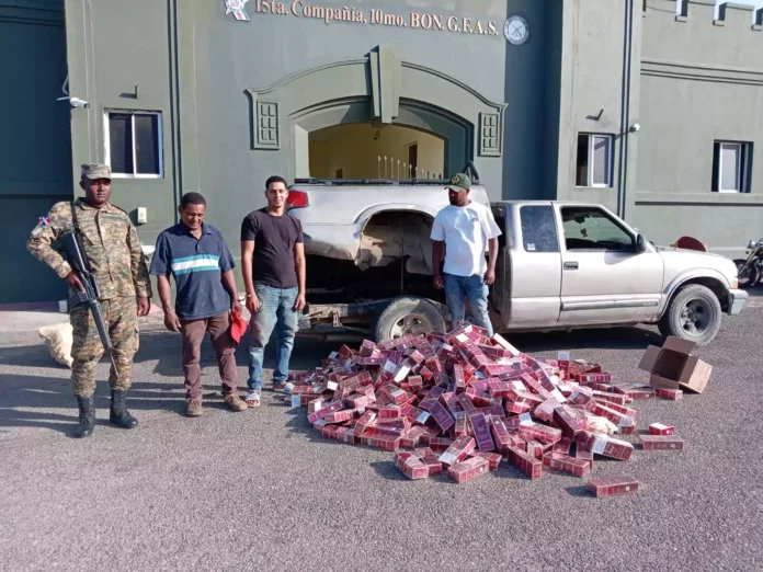 Descubren contrabando de más 38 mil cigarrillos ocultos entre el chasis y cama de una camioneta en Montecristi