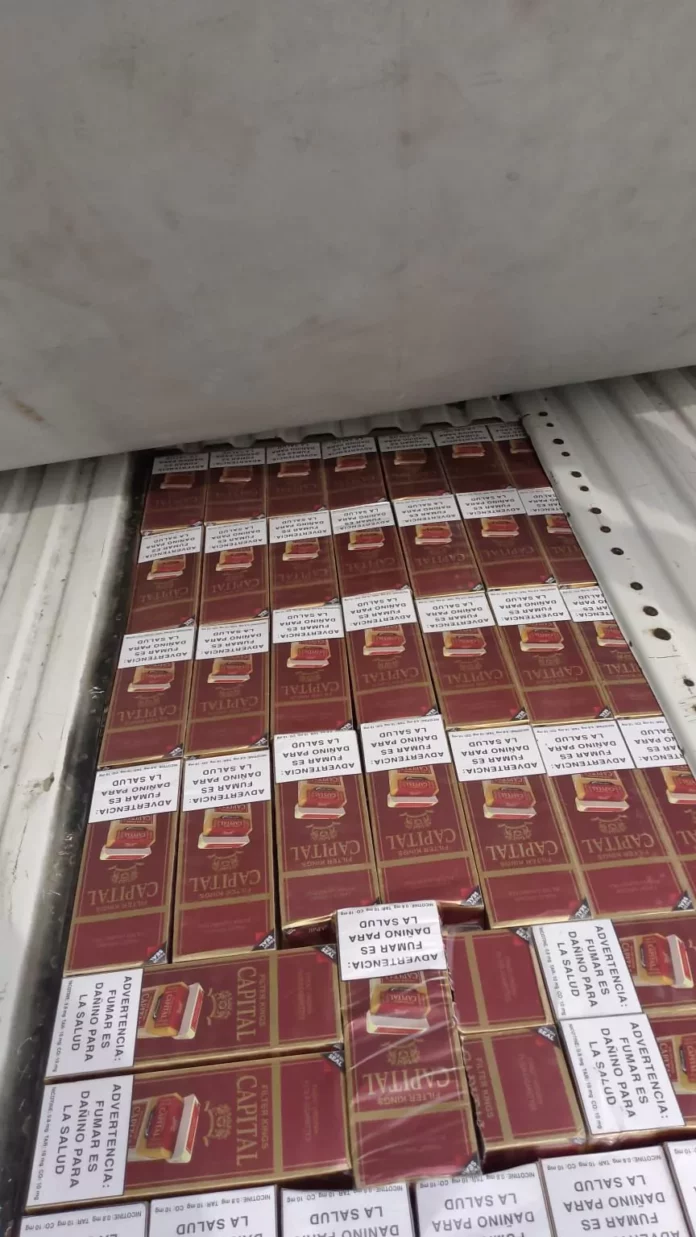 Ocupan más de 70 mil cigarrillos ilícitos bajo el falso piso de un camión en Montecristi