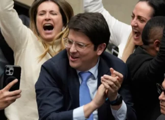 ¿Quién es Miguel Uribe, el candidato colombiano que fue disparado en un mitin en Bogotá?