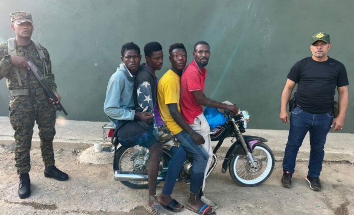 Detienen dominicano por tráfico de haitianos indocumentados