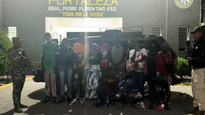 Abandonan minibús con 18 haitianos indocumentados en San Juan de la Maguana