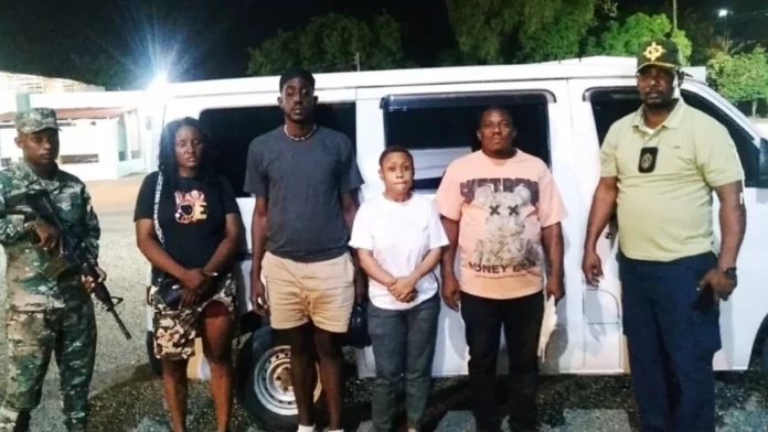 Arrestan haitiano que transportaba a otros indocumentados en un minibús en Azua