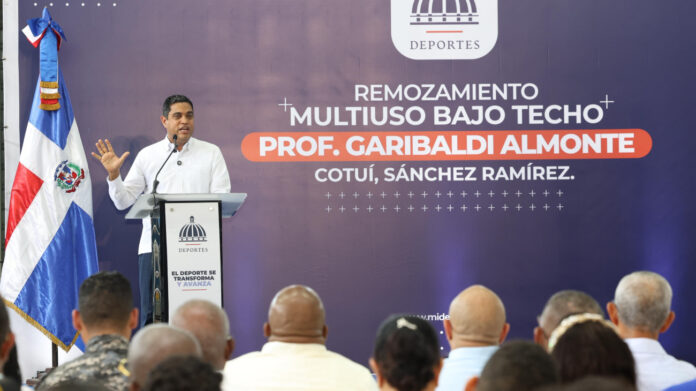 Kelvin Cruz entrega remozado el multiuso Garibaldi Almonte de Cotuí