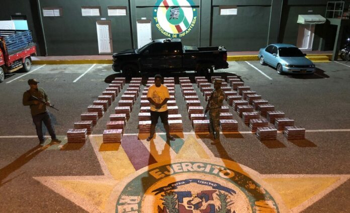 Ocupan contrabando de 420 mil cigarrillos en una camioneta en San Juan de la Maguana