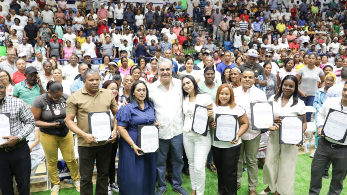 Presidente Abinader entrega 1,600 títulos de propiedad en La Romana