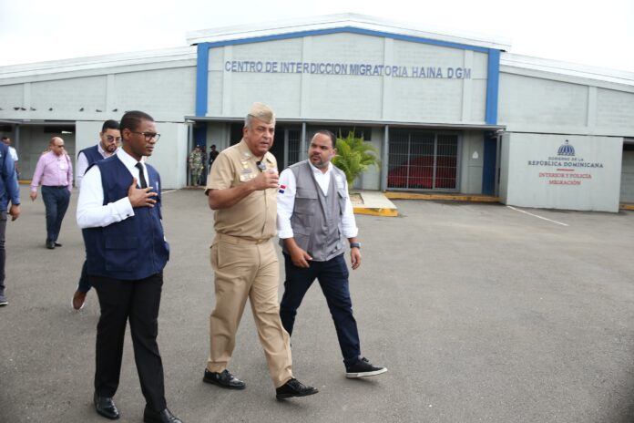 Defensor del Pueblo inspecciona centro de detención migratoria de Haina