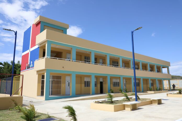 Abinader entrega escuela de 16 aulas en Montecristi en el marco del Plan “Aulas 24/7”