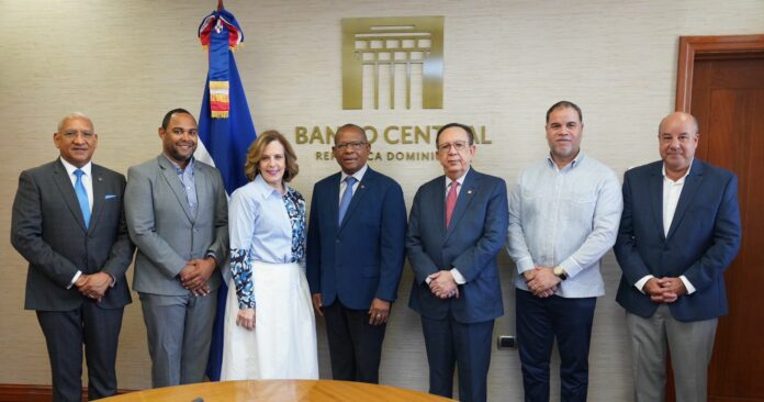 Valdez Albizu recibe a la directiva CODIA para analizar la economía dominicana