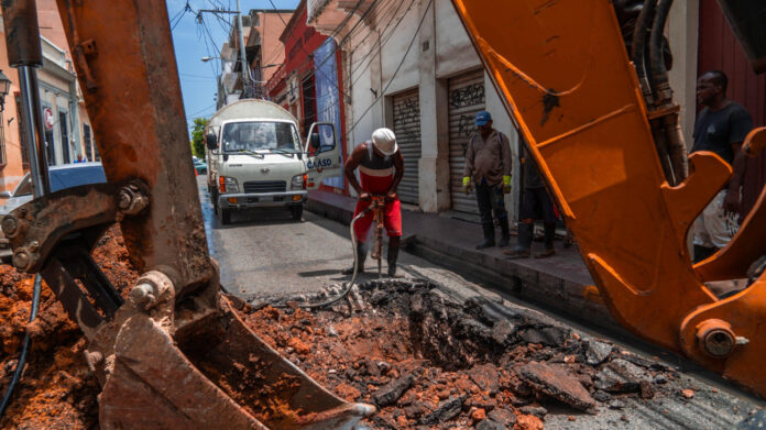Caasd interviene tubería de aguas residuales en la Zona Colonial