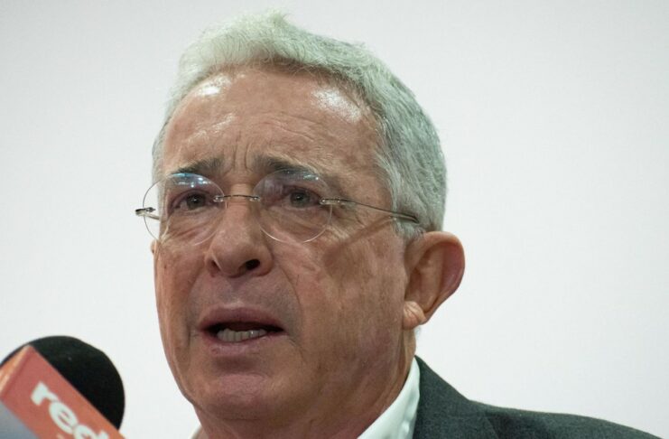 Imponen prisión domiciliaria a Álvaro Uribe