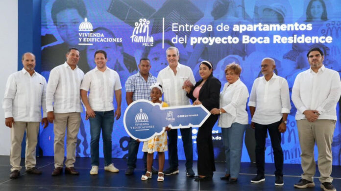 Abinader entrega de 72 nuevos apartamentos en Boca Chica