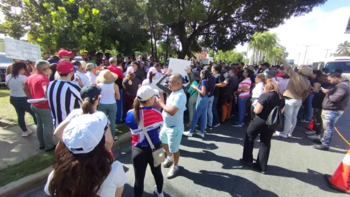 Ciudadanos forman cadena humana en defensa del Jardín Botánico Nacional
